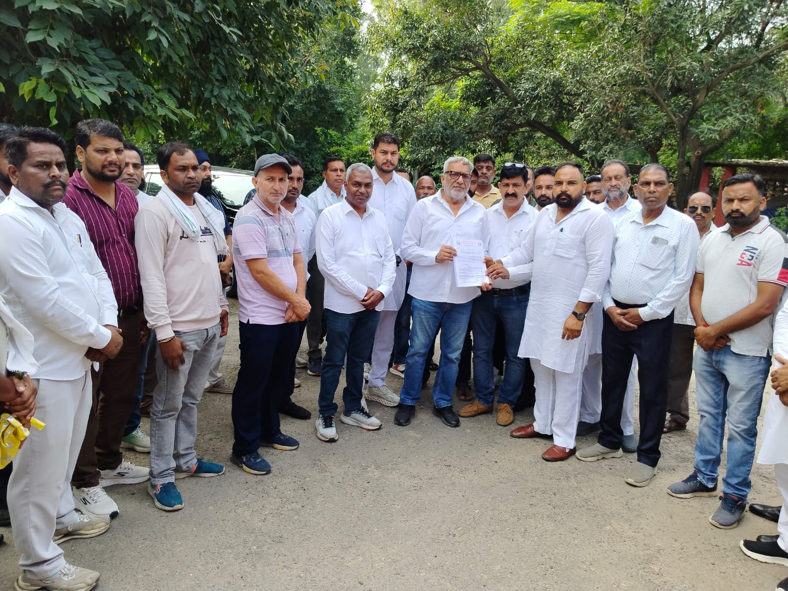 अंबाला सिटी के विधायक को ज्ञापन सौंपते बिजली कर्मचारी। प्रवक्ता