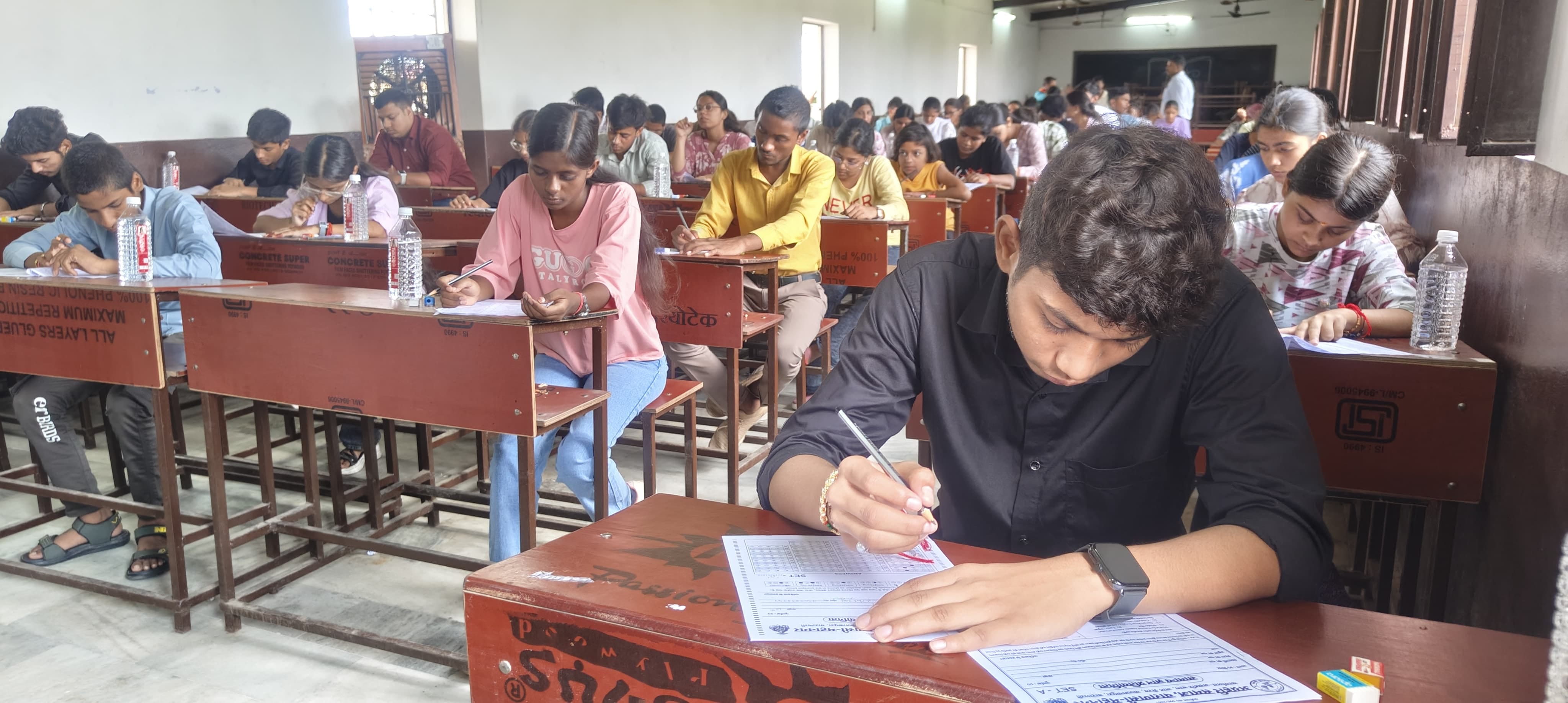 अग्रहरि समाज की ओर से आयोजित परीक्षा प्रतियोगिता में शामिल छात्र छात्राएं। स्रोत स्वयं