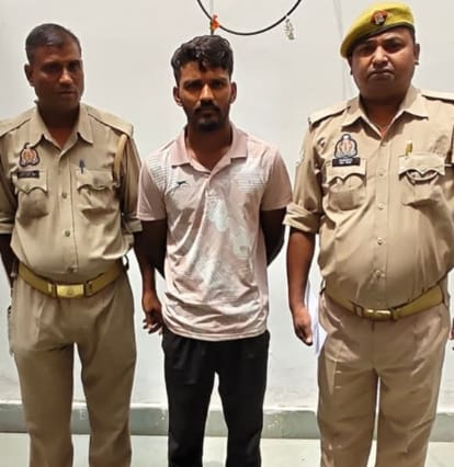 अहरौरा पुलिस की गिरफ्त में आत्महत्या के लिए उकसाने का आरोपी पति । स्रोत- पुलिस