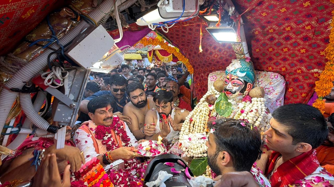ऐसे निकली सवारी