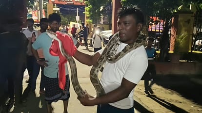 अजगर लेकर सैदपुर थाना में पहुंचे जौहरगंज निवासी खिचडू निषाद। संवाद