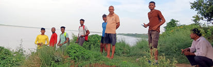 बाह: बाह में उफनाई चंबल को देखते हुए ग्रामीण, बाढ़ का खतरा टलने पर ली राहत की सांस