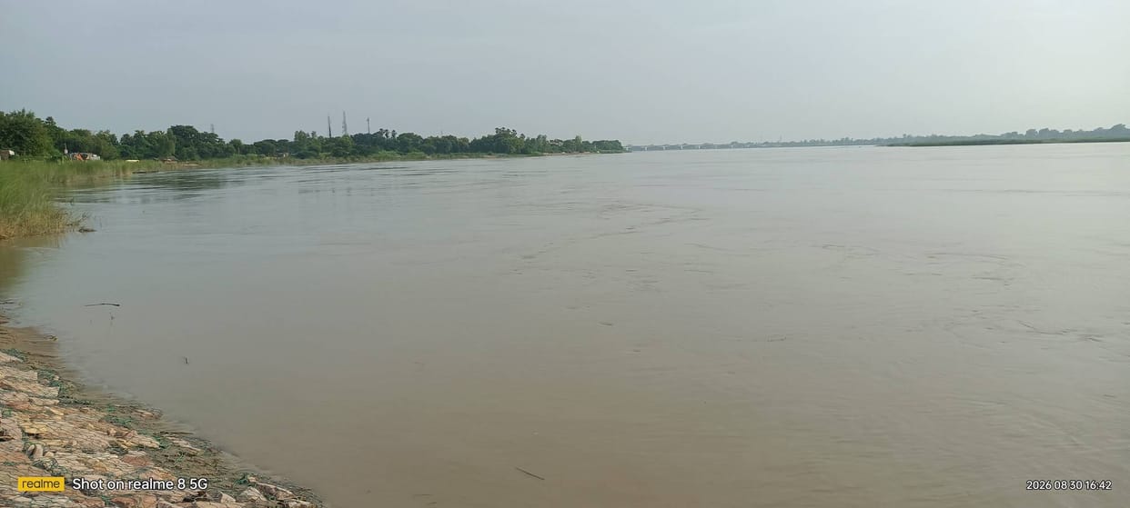 3.5 lakh cusecs of water released from the barrage; Saryu river surges.