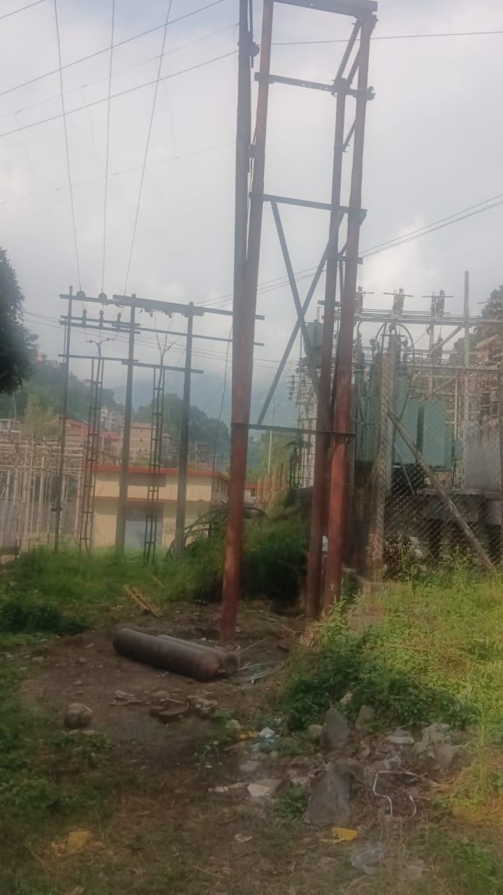 भूरि सिंह स्विचयार्ड में ट्रांसफार्मर स्थापित करने के लिए लगाए गएलोहे के पोल। संवाद