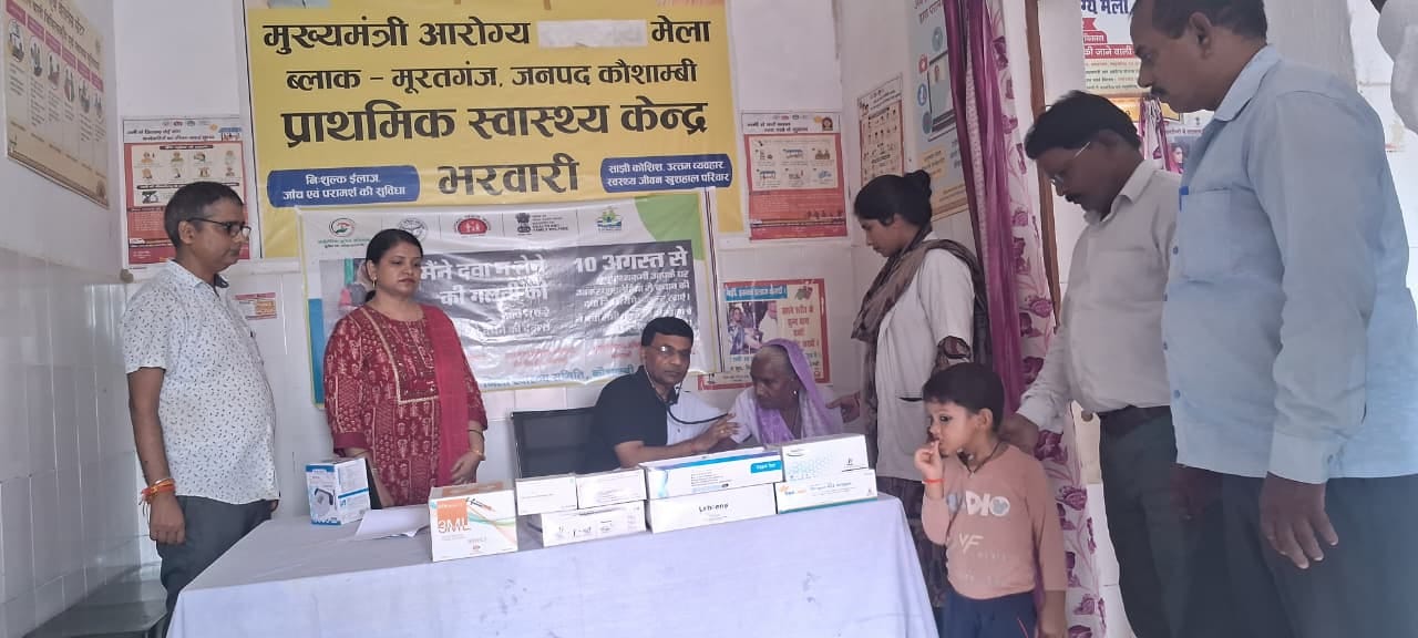 भरवारी पीएचसी में वृद्ध महिला की जांच करते सीएमओ। स्रोत: विभाग