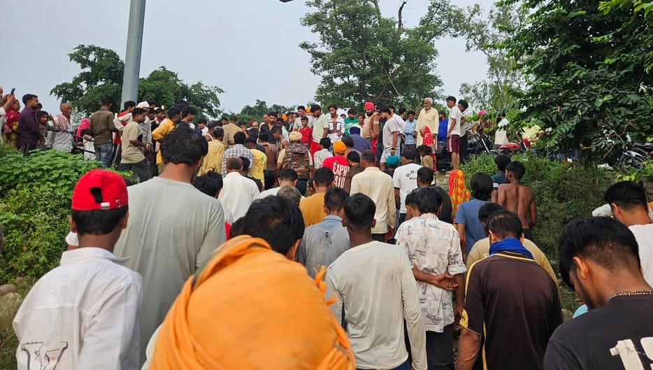 बिजनौर में गंगा में डूबने से हुई गांव ब्रह्मपुरी के किसान मंजीत सिंह की मौत के बाद मौके पर जमा 