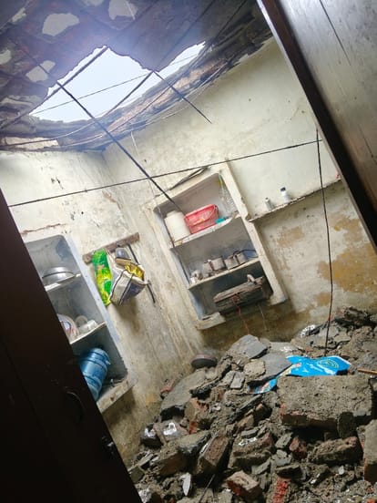 बाजपुर के गांव मरियमपुर नंबर 3 में बारिश के दौरान भरभरा कर गिरी छत का मलवा