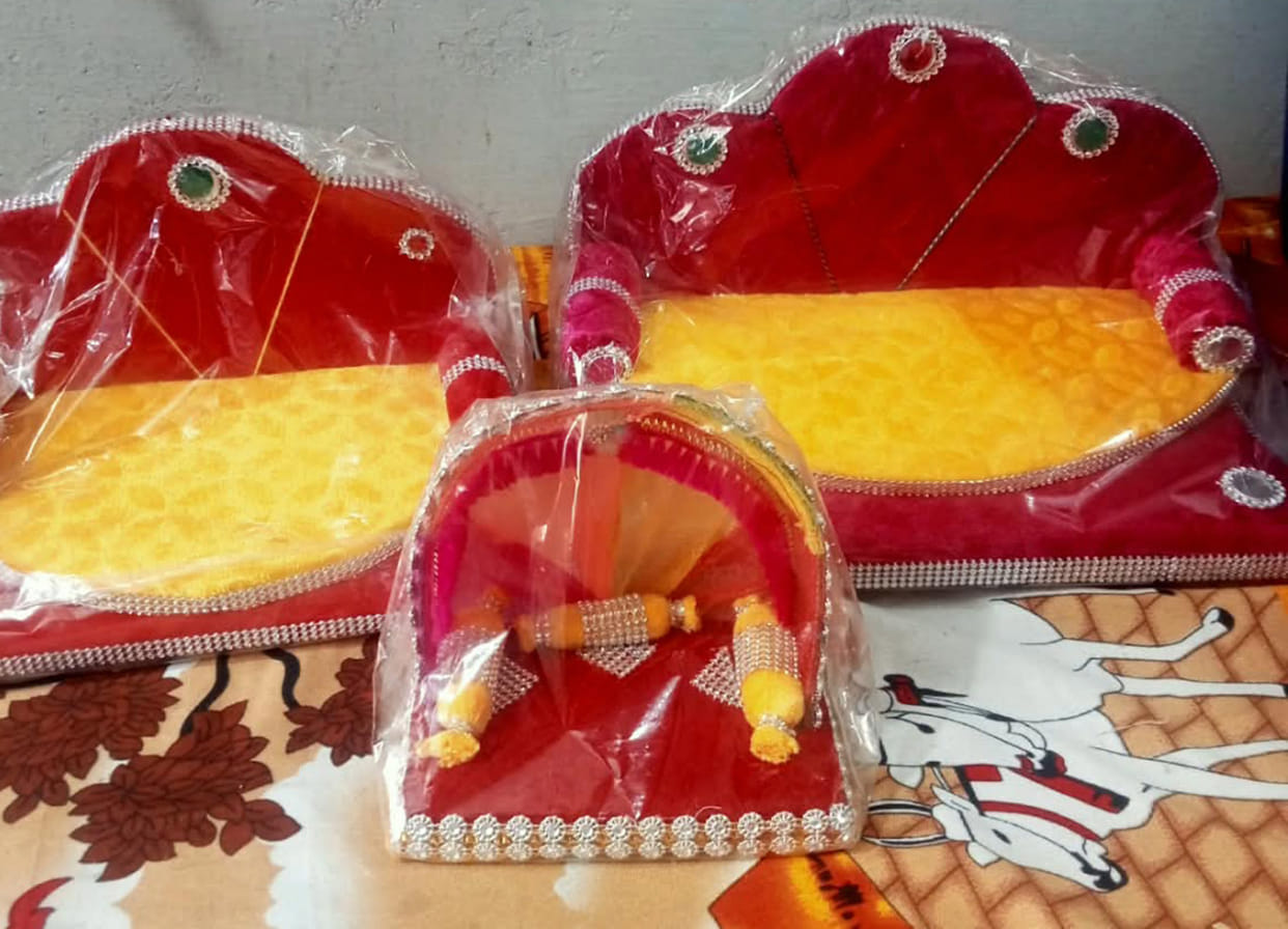 New trends of makeup, tilak, jhule, bindi and forehead hair are becoming the favorite of the devotees