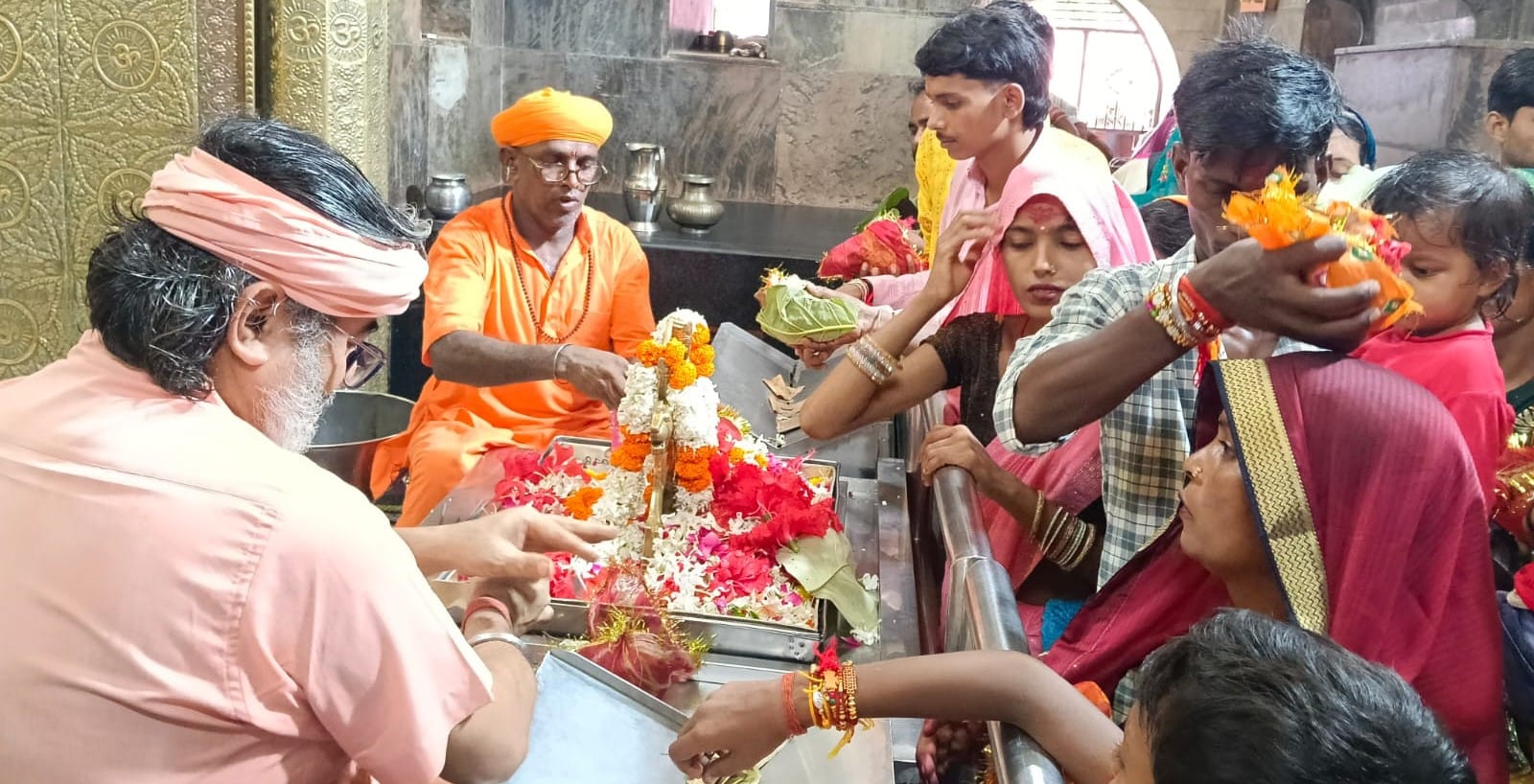 -बलरामपुर के शक्तिपीठ देवीपाटन मंदिर में पूजा अर्चना करते श्रद्धालु