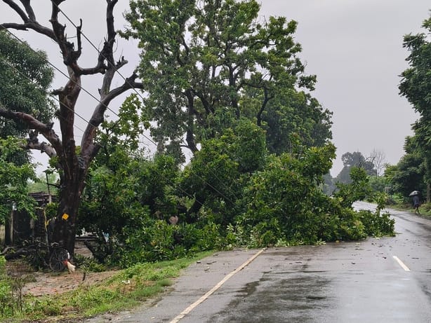 बारिश में टूटा तार 