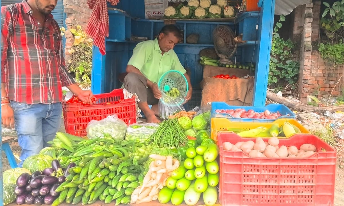 बरदह बाजार में लगी सब्जी की दुकान। संवाद