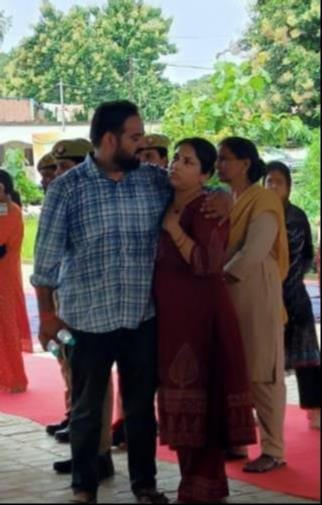 Tears welled up in people's eyes upon hearing the daughter's heart-wrenching cry.