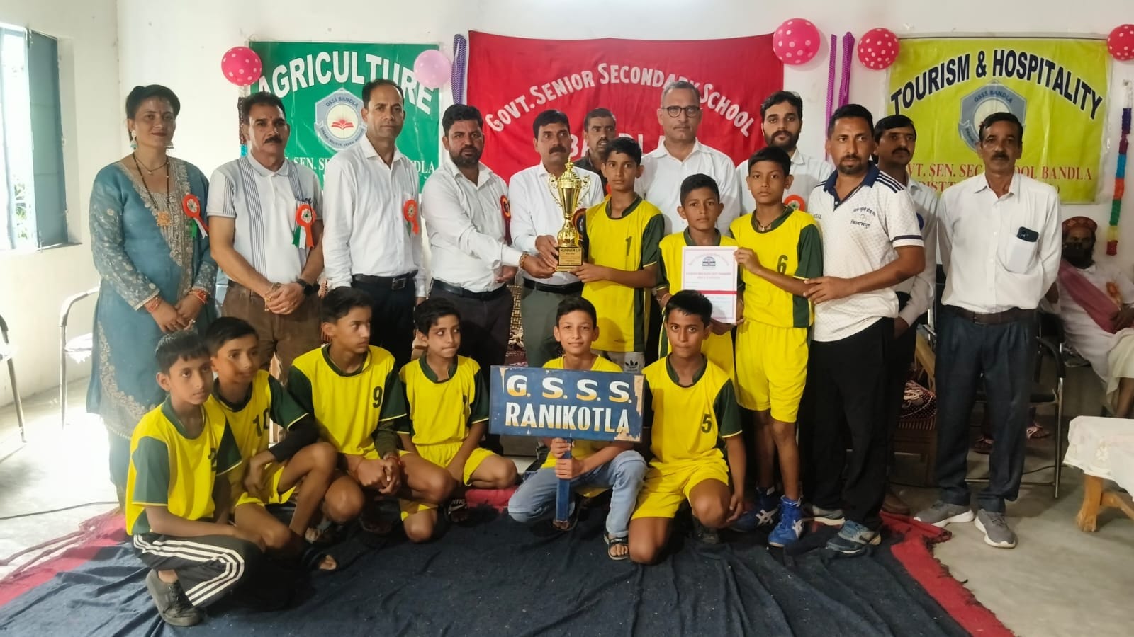 बंदला स्कूल में आयोजित खंड स्तरीय खेलों में विजेता खिलाड़ियों को सम्मानित करते हुए।