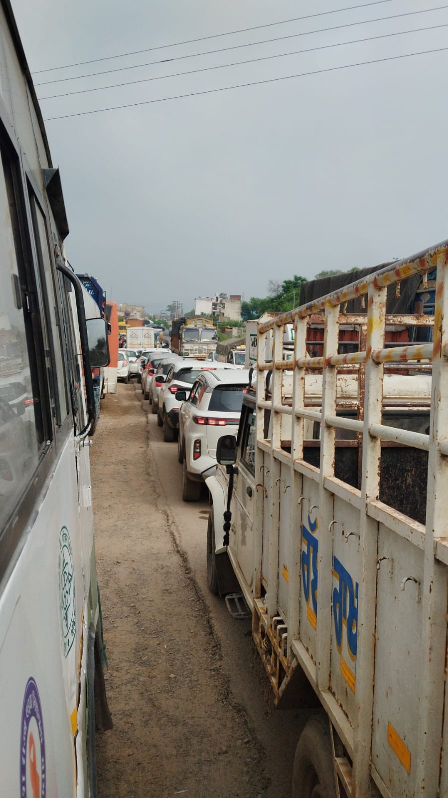 Traffic jam on Baddi-Nalagarh road; workers and industrialists arrive late.