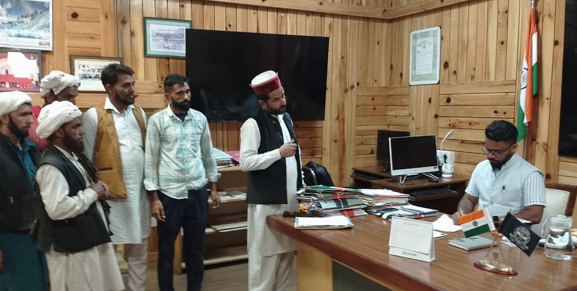 चंबा आसमानी बिजली गिरने से पशुओं की मौत के मामले में सहायता राशि की मांग लेकर एडीएम को ज्ञापन 