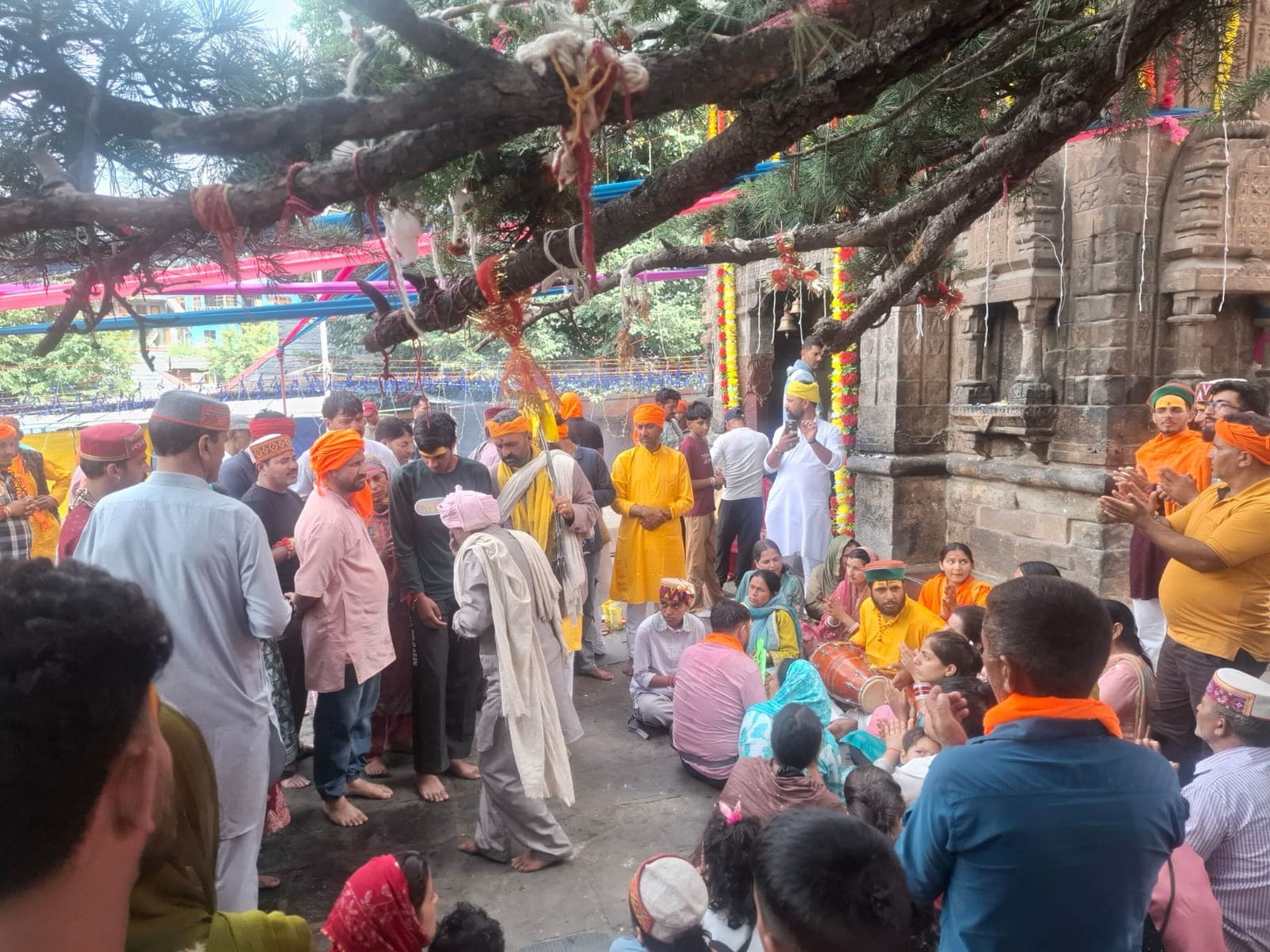 चंबा के भरमौर चौरासी मंदिर में पूजा अर्चना करने के दौरान भद्रवाह से आये श्रधालू।संवाद