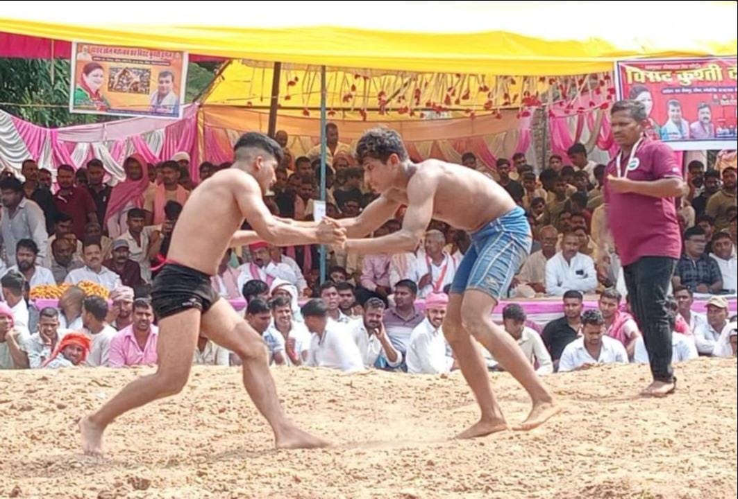Udayveer defeated Ashish of Varanasi and won the wrestling match worth Rs 10,000.