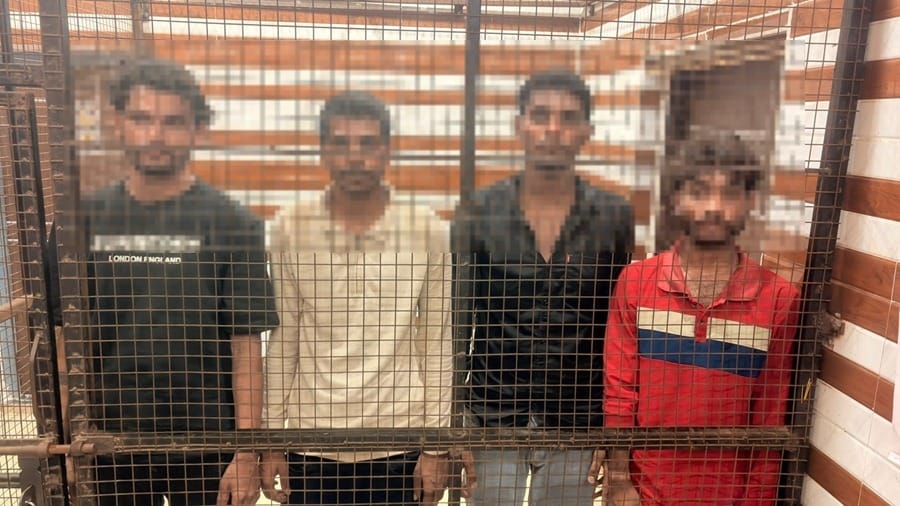 चोरी के आरोप में पकड़े गए युवक। पुलिस
