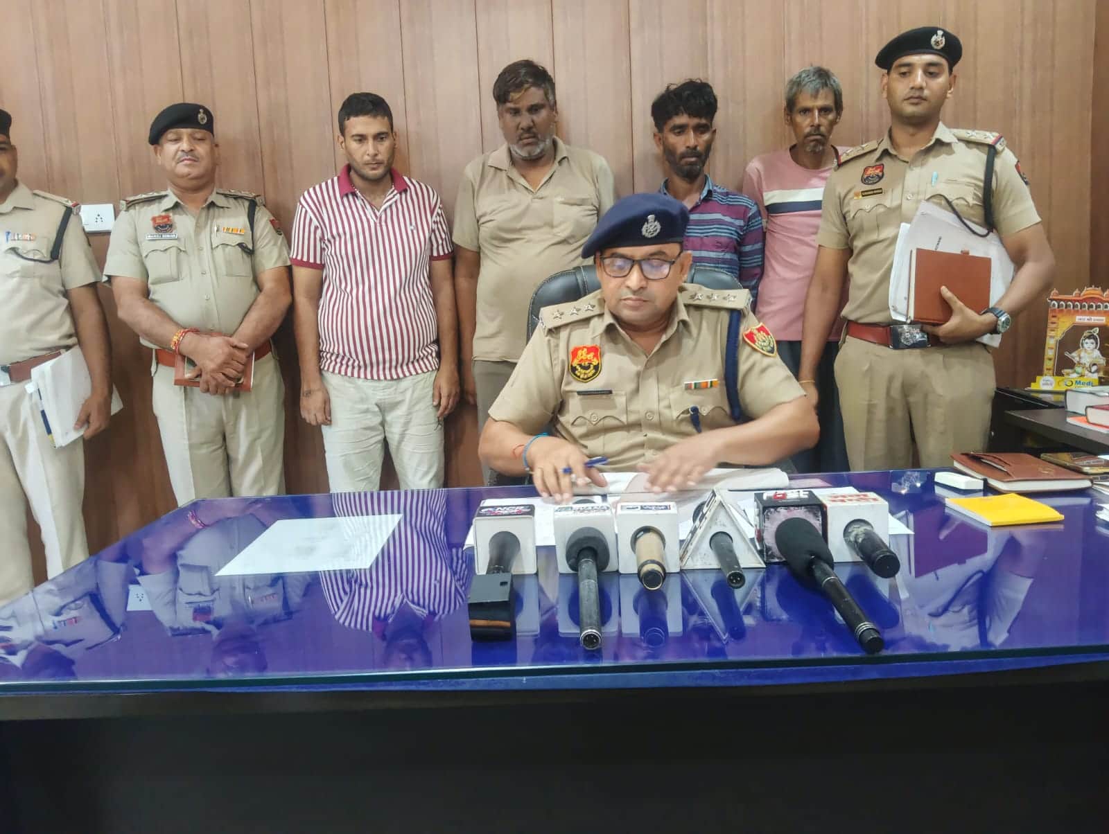 चोरी के मामले में गिरफ्तार किए गए गिरोह के सदस्य। स्त्रोत: पुलिस