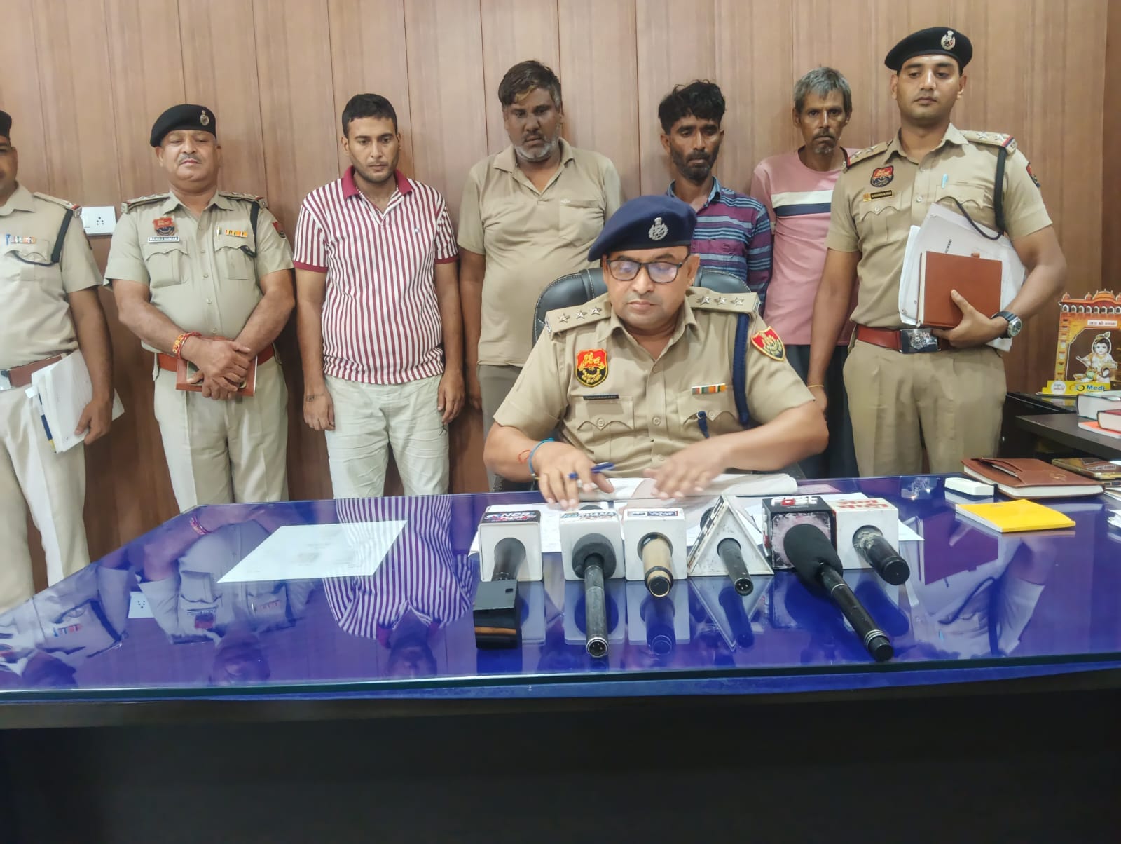 चोरी के मामले में गिरफ्तार किए गए गिरोह के सदस्य। स्त्रोत: पुलिस