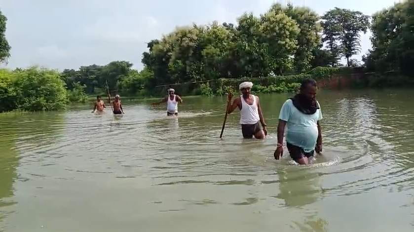 चंदौली में डूबी फसल को देखते किसान। संवाद