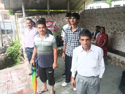 चंदरूही में बस का इंतजार करते यात्री। स्रोत : जागरूक पाठक