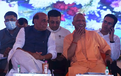 UP: Ahead of the elections, the BJP assembled a team of veterans, honoring Vinay Katiyar and Joshi, along with