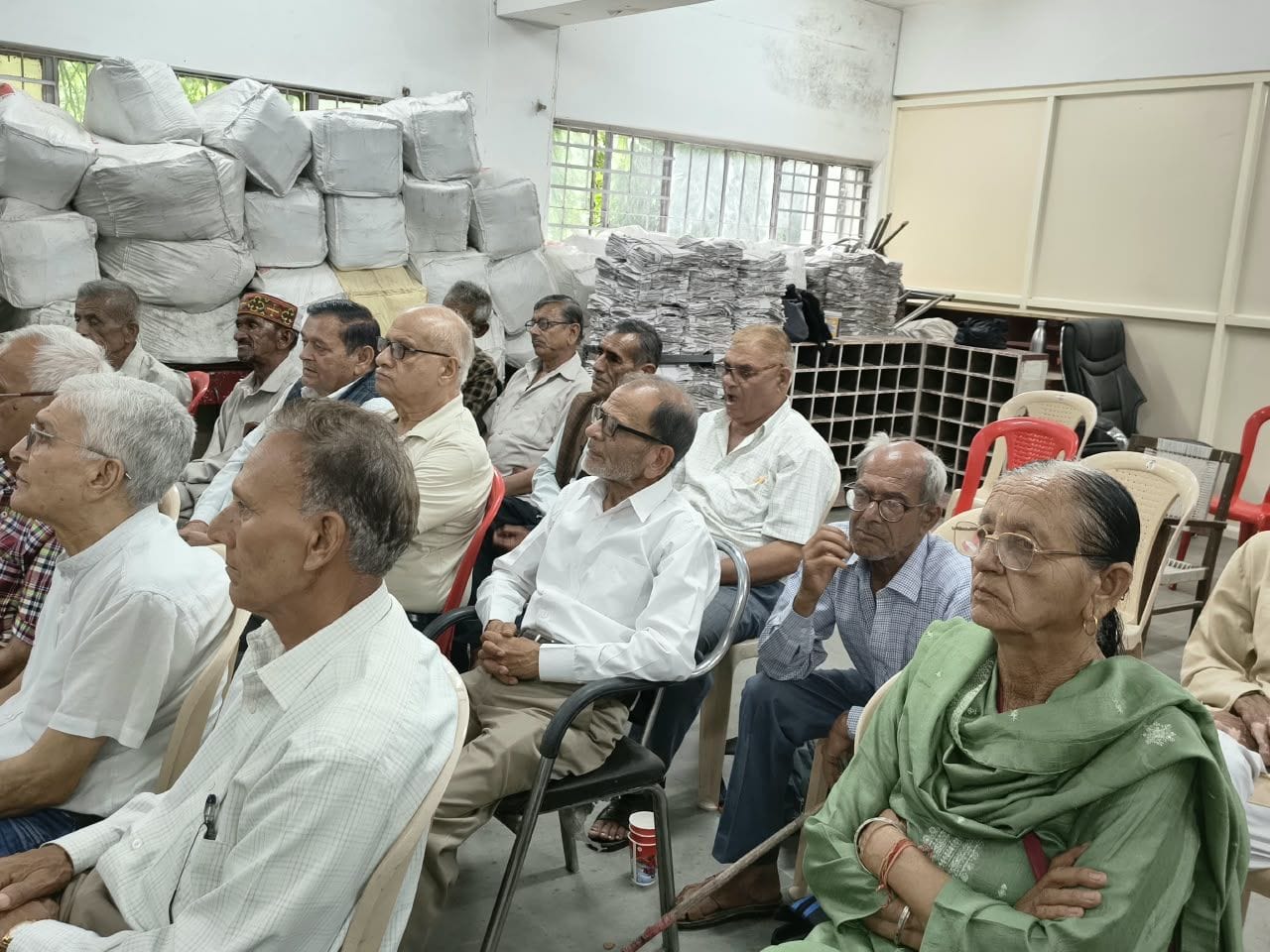 डाकघर नाहन में बैठक के दौरान मौजूद अखिल भारतीय डाक एवं रेल मेल सेवा एसोसिएशन सोलन एवं सिरमौर इक