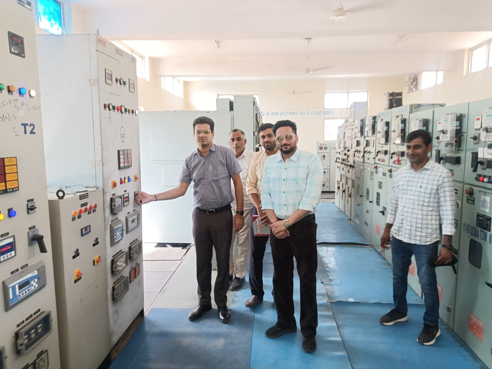 एचएसवीपी सेक्टर तीन में रखे गए नए ट्रांसफार्मर को शुरू करते निगम के कर्मचारी।