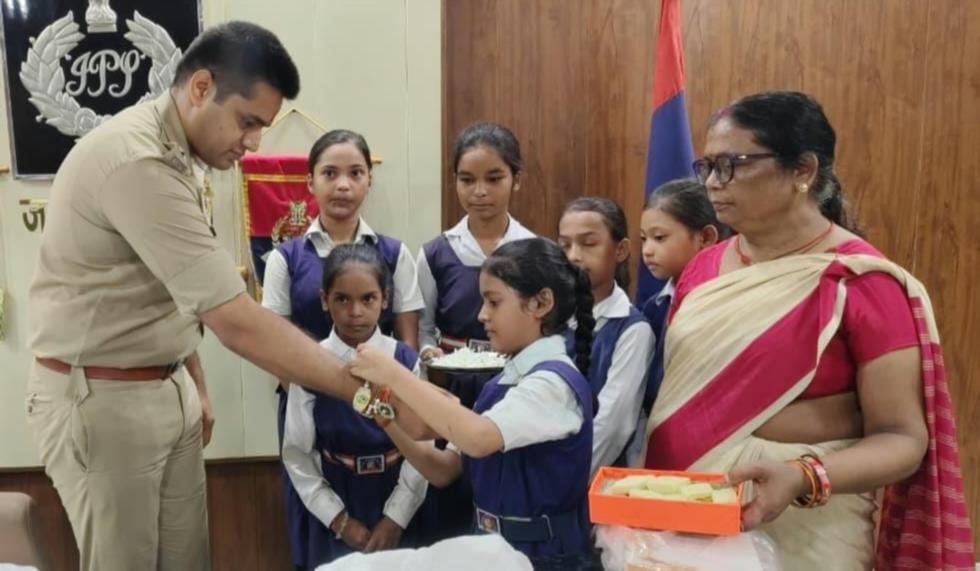  एसपी को राखी बांधती सरस्वती शिशु विद्या मंदिर की छात्राएं।