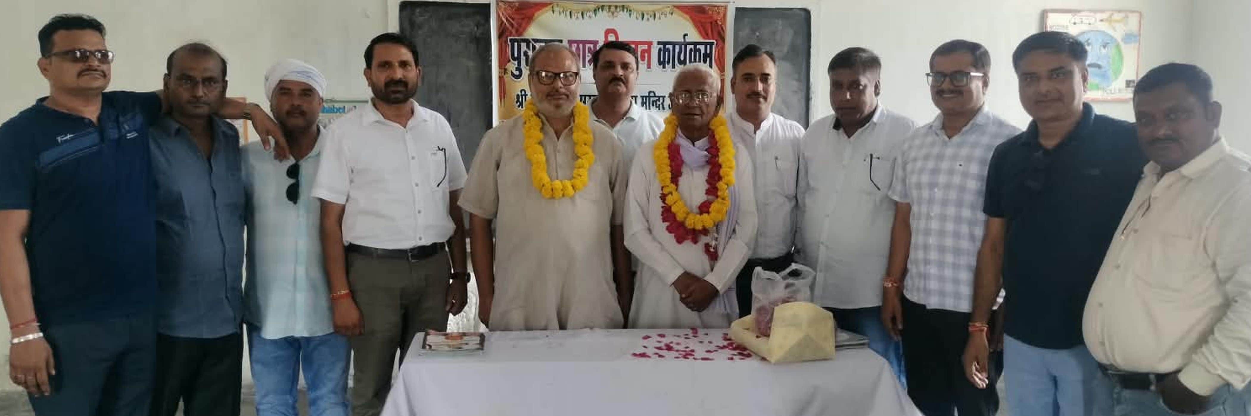 फाेटो-11-स्थापना दिवस में मौजूद पुरातन छात्र व प्रधानाचार्य। संवाद