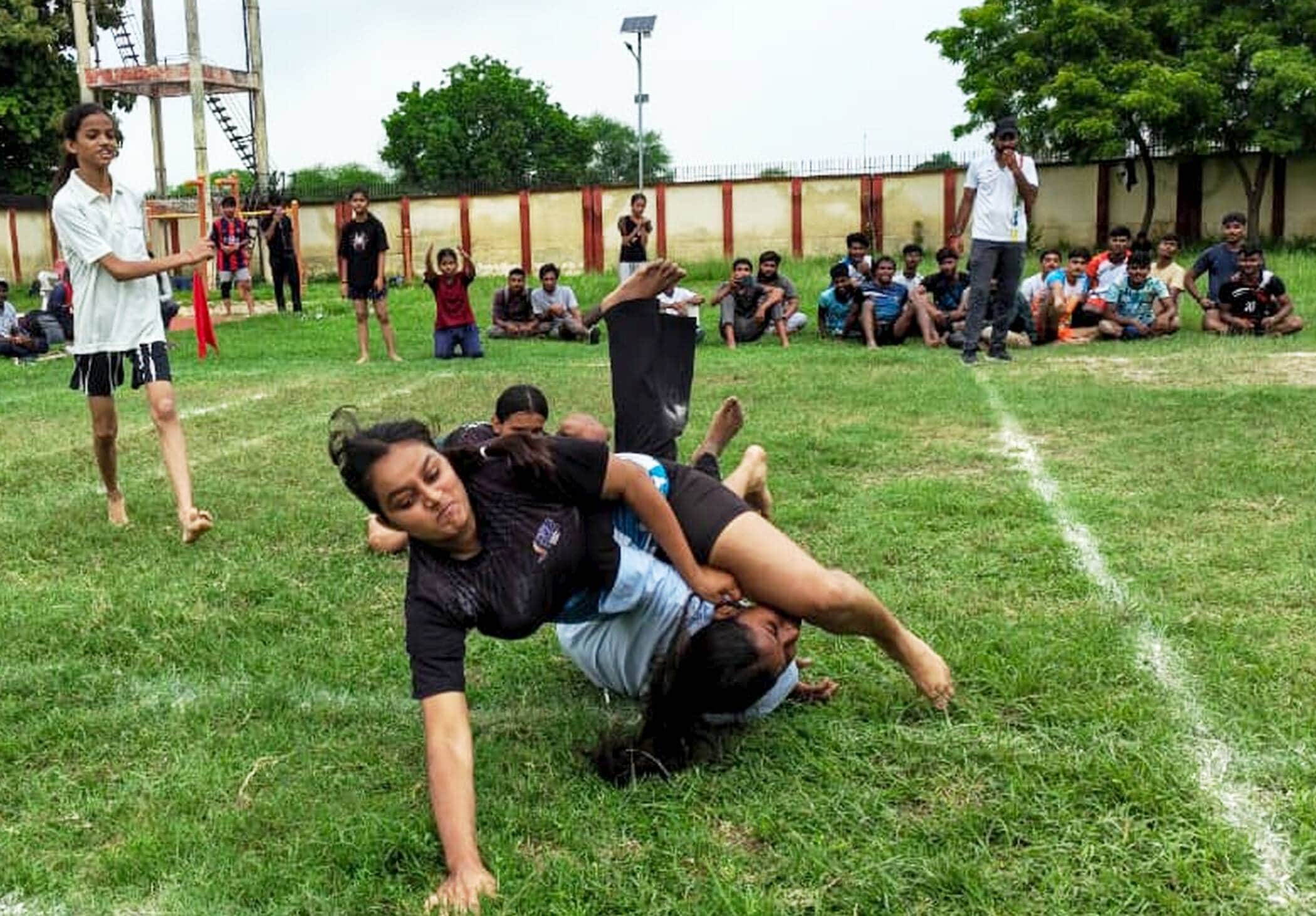 फोटो-19-कबड्डी प्रतियोगिता में प्रतिभाग करती खिलाड़ी। स्रोत: स्टेडियम