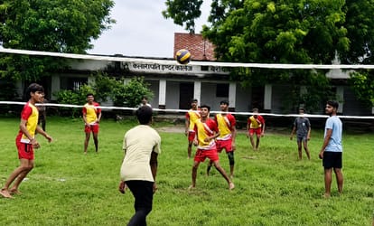 फोटो-2-वॉलीबाल खेलते खिलाड़ी। संवाद