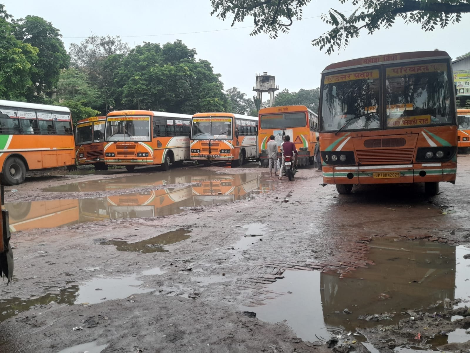 फोटो 31 एचएएमपी 13- रोडवेज बस स्टैंड पर जलभराव। संवाद