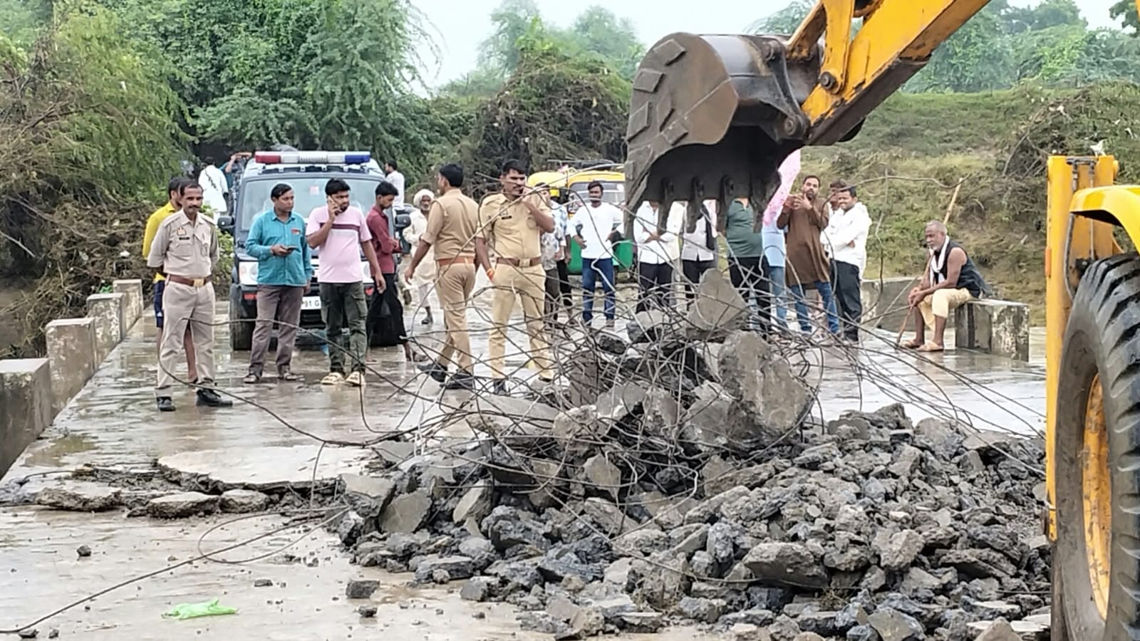 फोटो 31 एचएएमपी 18- रपटे से मलबा हटाती जेसीबी व मौजूद पुलिस बल।   संवाद
