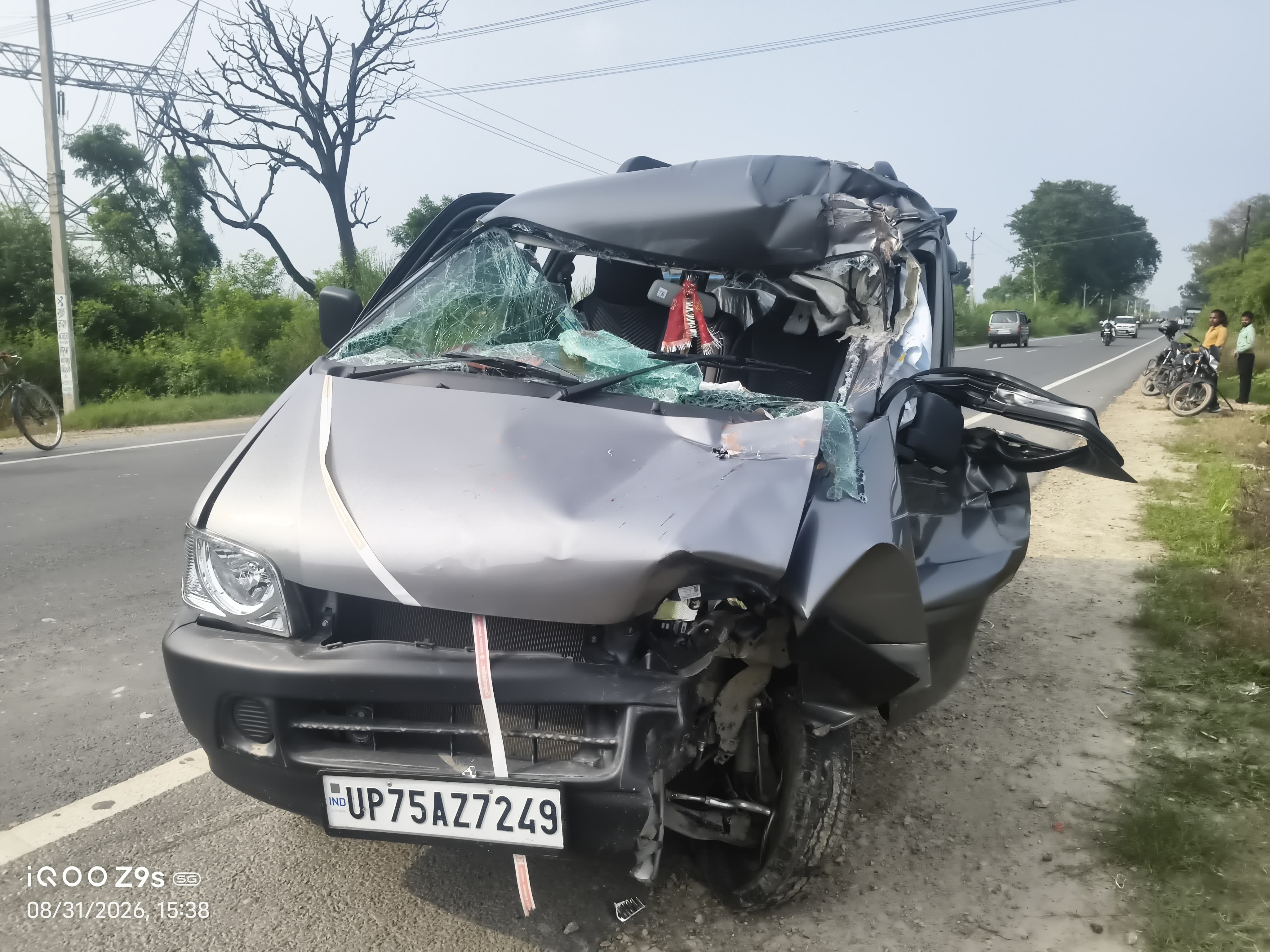 फोटो 33 दुर्घटना के बाद सड़क किनारे खड़ी कार। संवाद