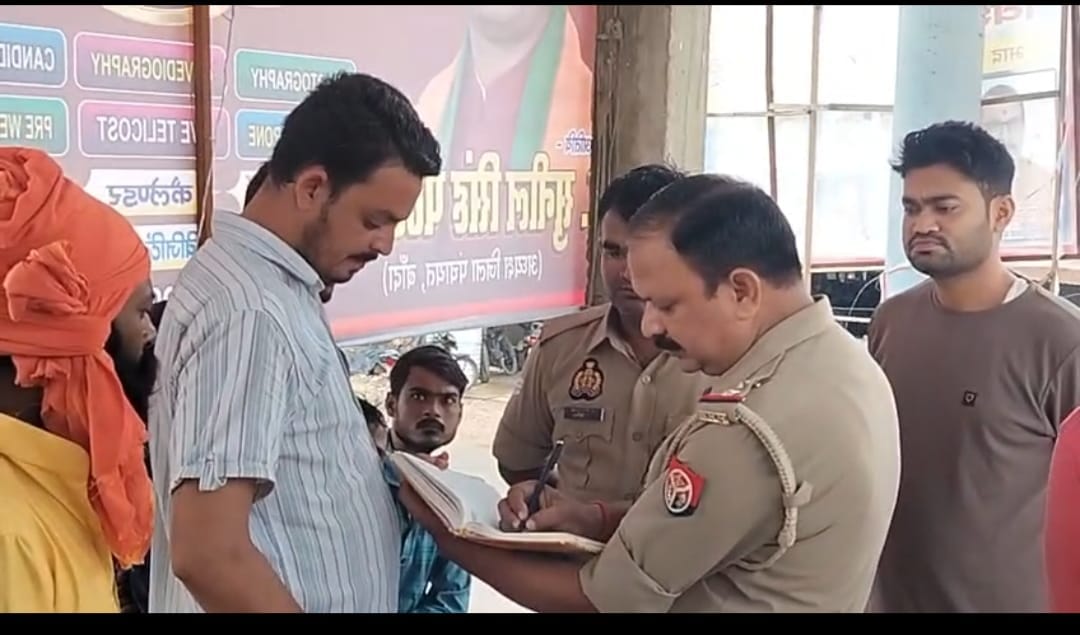 फोटो-5- घटना के संबंध में जानकारी जुटाती पुलिस। संवाद