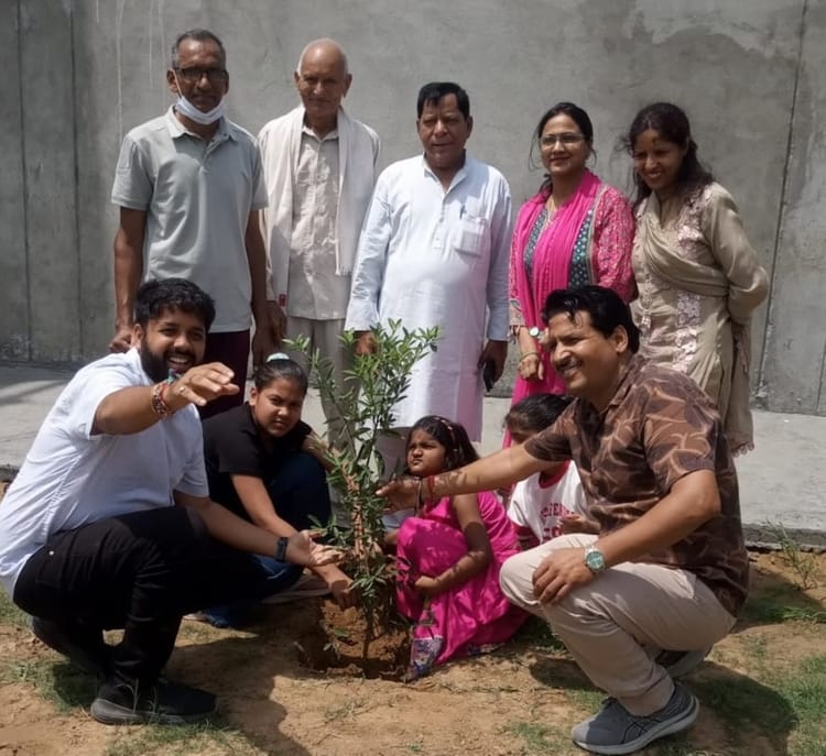 फोटो - अनाथ आश्रम में पौधरोपण करते हुए। स्रोत - प्रवक्ता