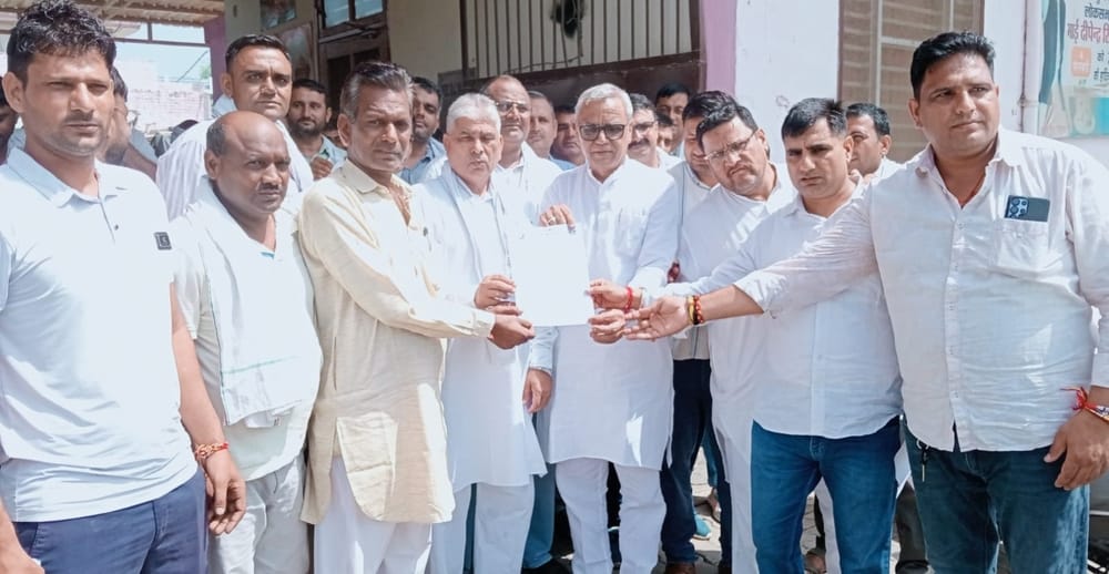 फोटो - बरोदा रोड पर विधायक इंदुराज नरवाल के भाई इंदुपाल को ज्ञापन  देते हुए बिजलीकर्मी। स्रोत -
