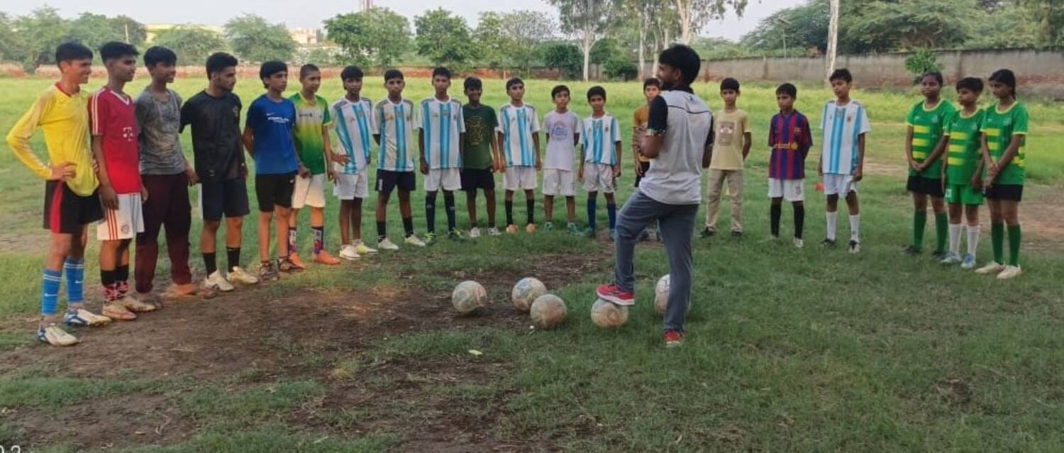 फोटो - बुटाना गांव में फुटबॉल नर्सरी में खिलाड़ी। स्रोत - प्रवक्ता