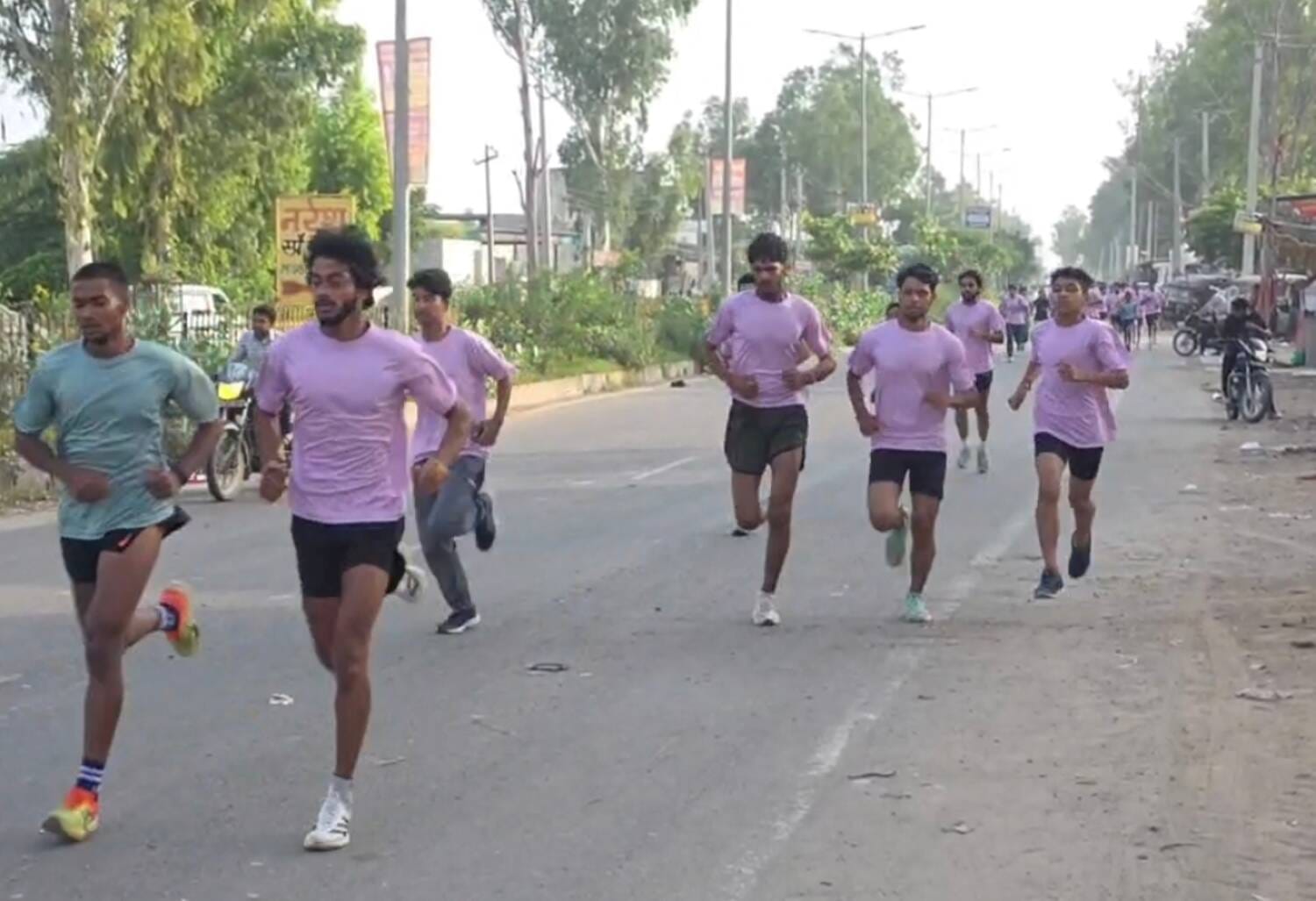 फोटो - मैराथन में दौड़ लगाते हुए युवा। स्रोत - प्रवक्ता