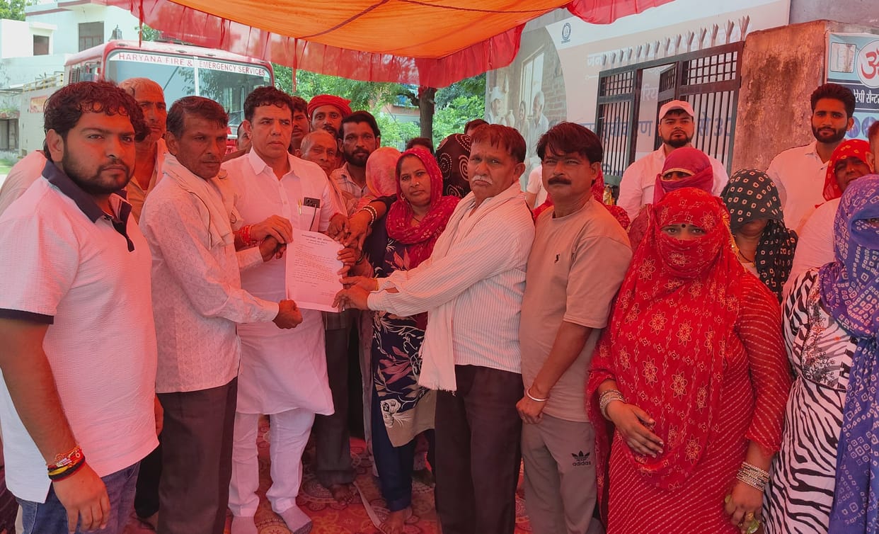 Congress leader Mahipal Panchi extended support to the sanitation workers.