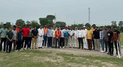 फोटो : सोनीपत के गांव अकबरपुर बारोटा में क्रिकेट टूर्नामेंट के दौरान खिलाड़ियों के साथ आयोजक। 