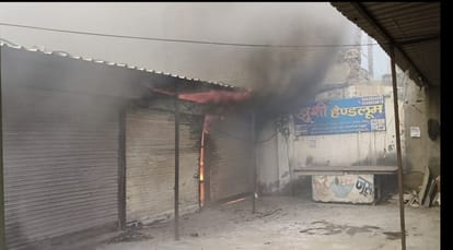 फोटो : : सोनीपत के कच्चे क्वार्टर बाजार स्थित झंडी रोड पर दुकान में लगी आग के दौरान उठता धुआं। 
