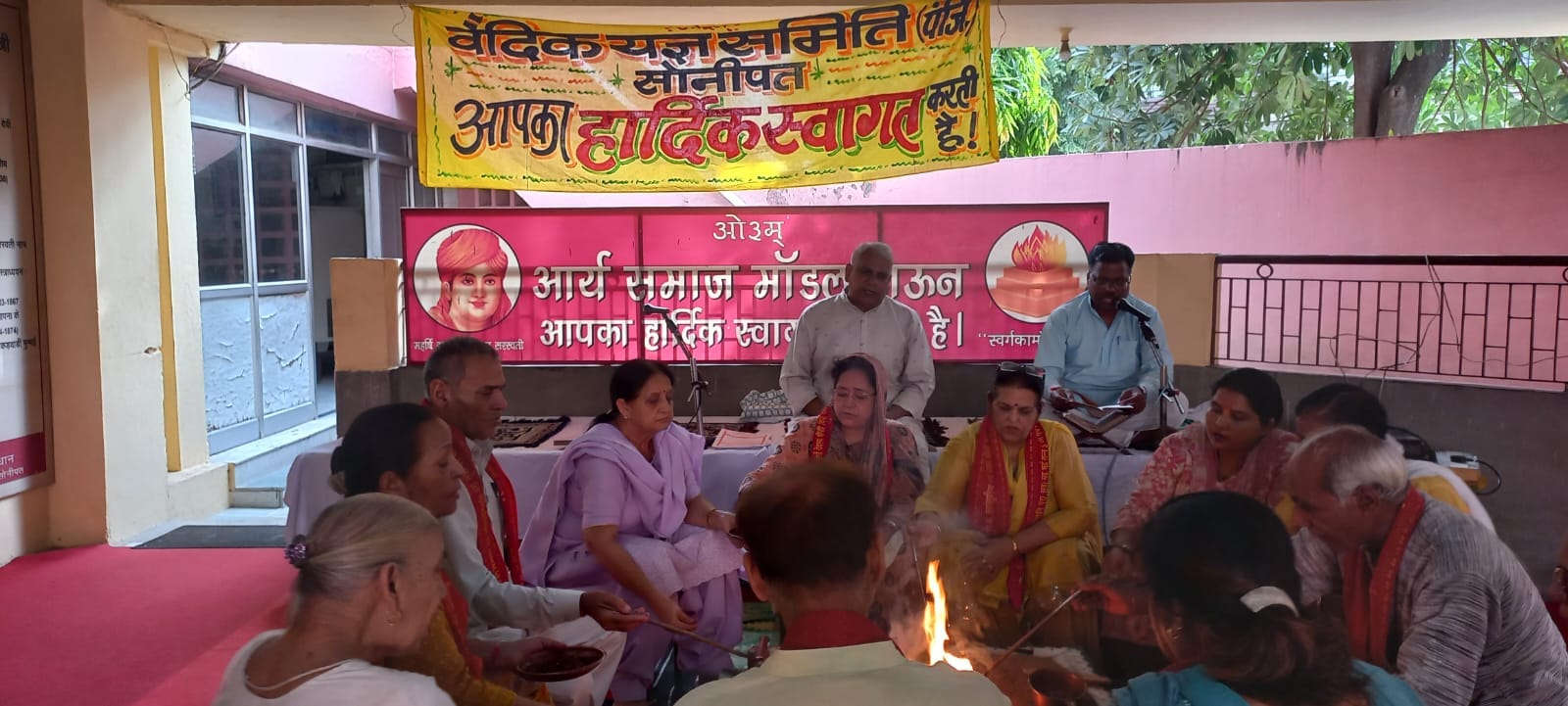 फोटो : सोनीपत के मॉडल टाउन स्थित आर्य समाज में आयोजित यज्ञ में आहुति डालते श्रद्धालु। स्रोत: आर