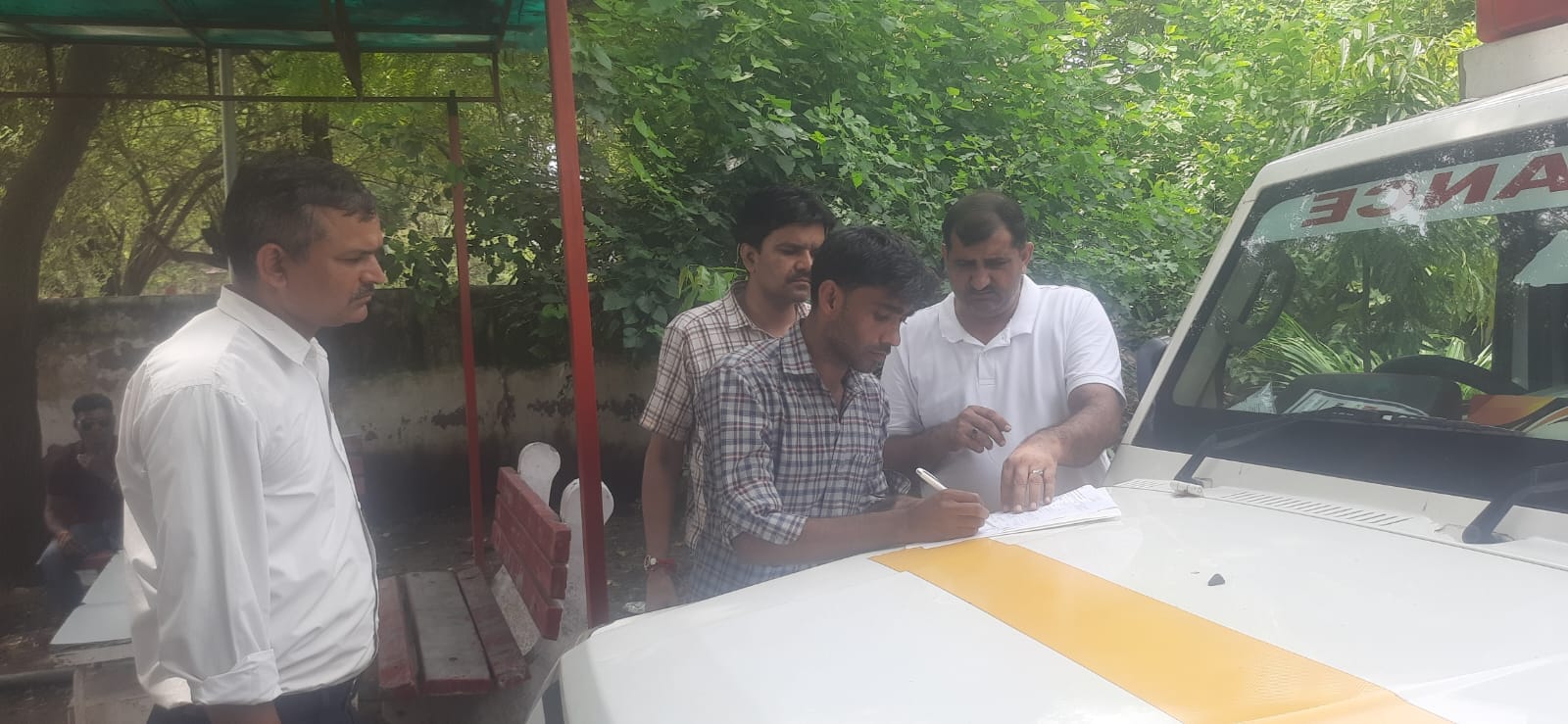 फोटो : सोनीपत के नागरिक अस्पताल में महिला का शव लेने आए परिजन कागजी कार्रवाई कराते हुए। संवाद