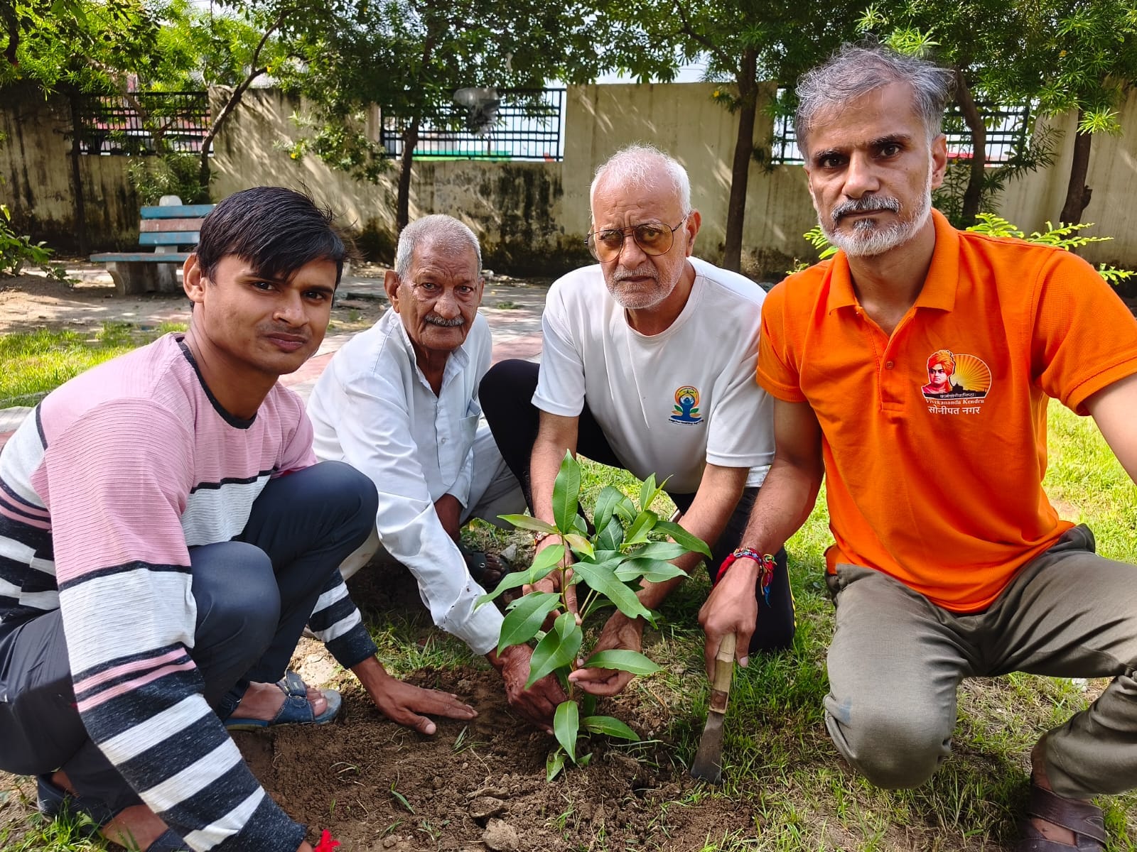 फाेटो : सोनीपत के ट्रैफिक पुलिस चौकी के निकट हुडा पार्क में पौधरोपण  करते शहरवासी। स्रोत: संगठन
