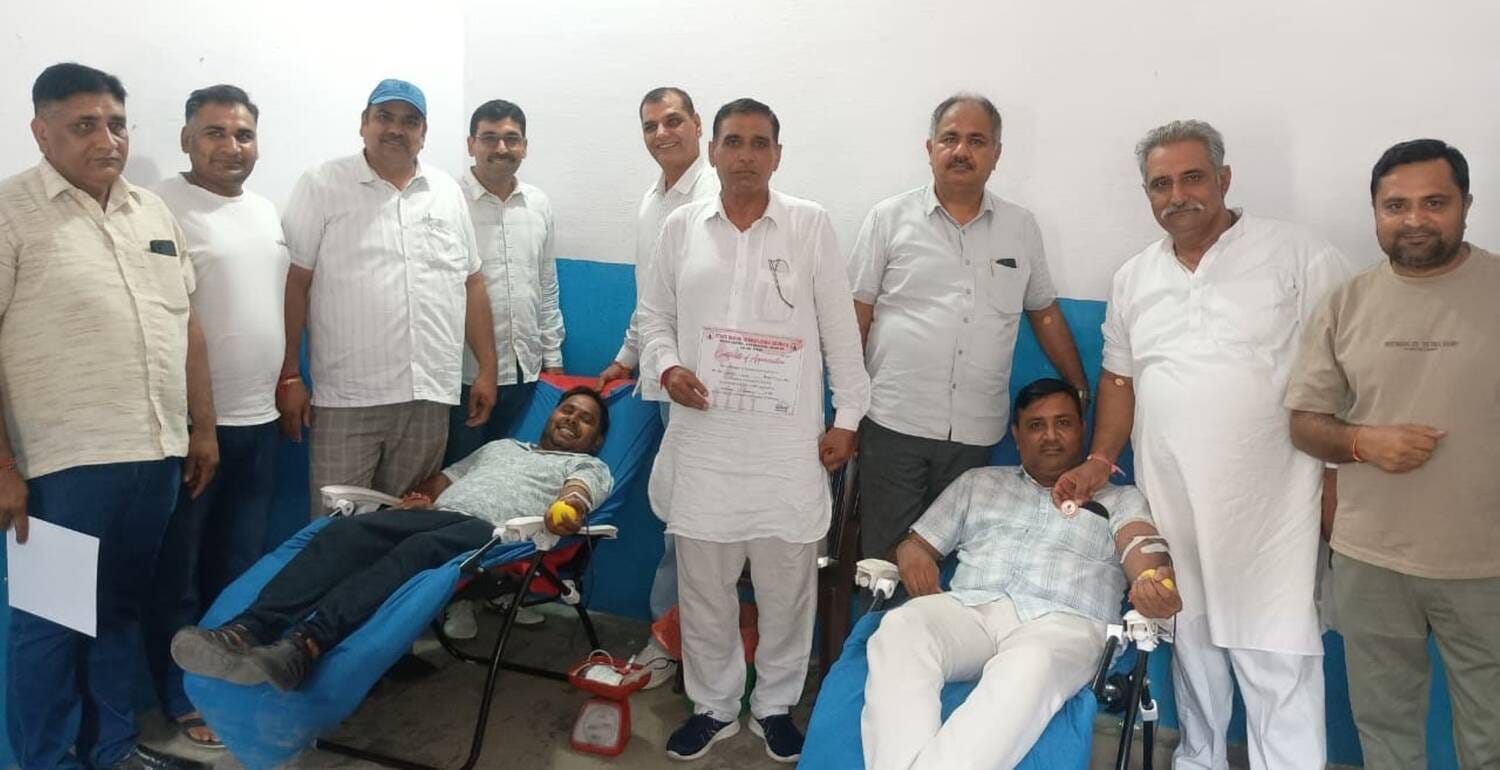 फोटो - शिविर में रक्तदाताओं को प्रोत्साहित करते हुए आयोजक। स्रोत  - प्रवक्ता