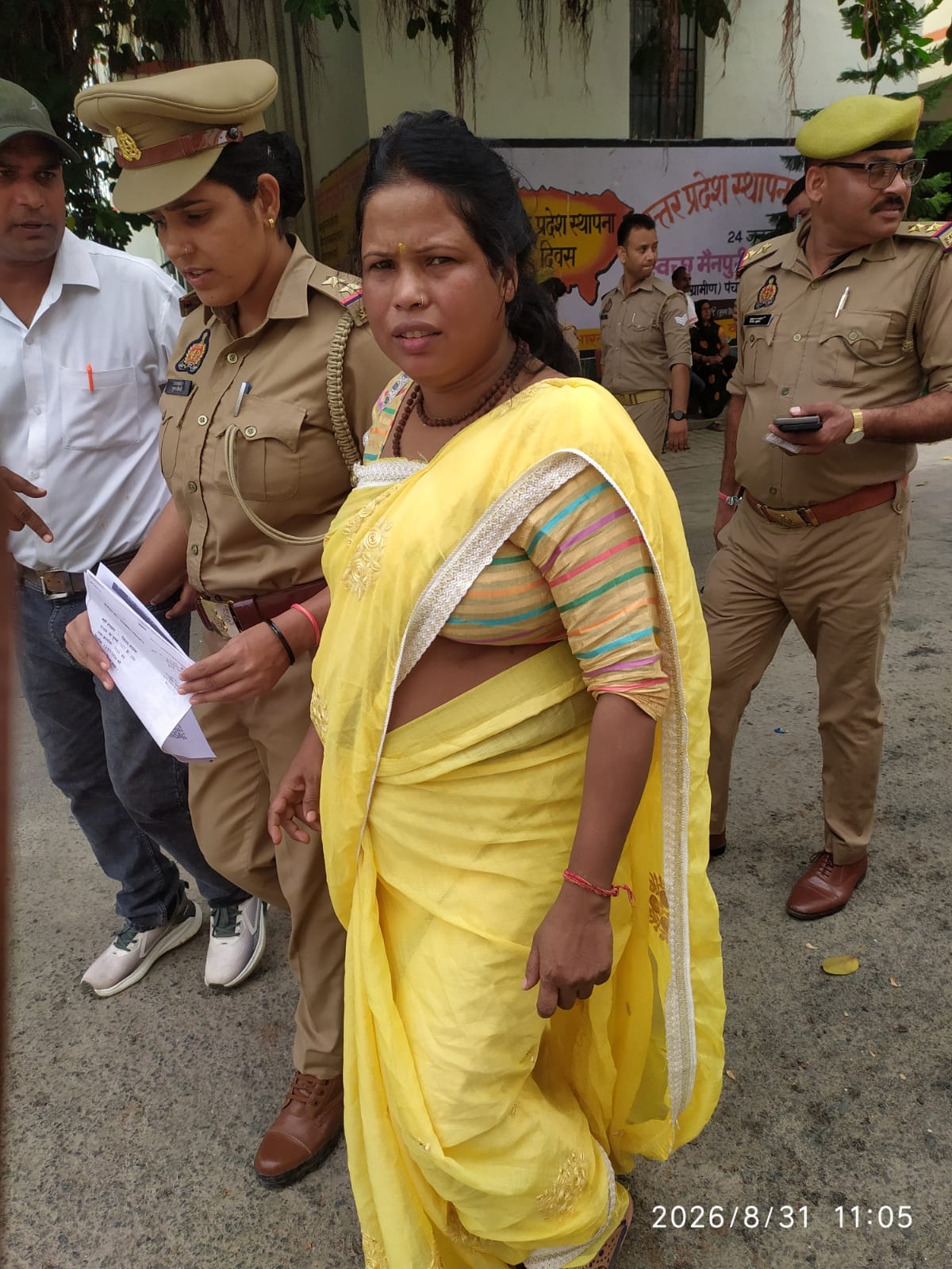 फोटो14 आत्मदाह की कोशिश करने वाली महिला को साथ ले जाती महिला पुलिस। संवाद 