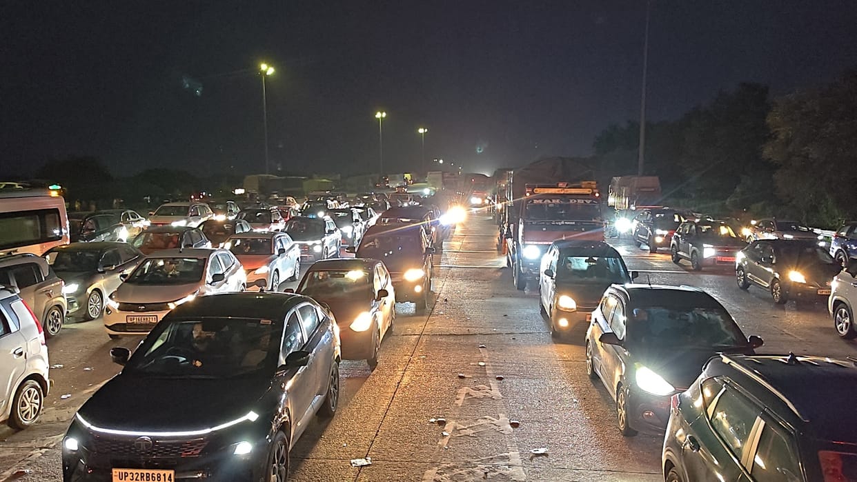 500-meter-long queue of vehicles on the expressway after Raksha Bandhan.